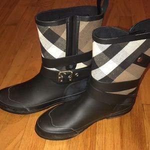 Burberry Holloway half way buckle rainboots
